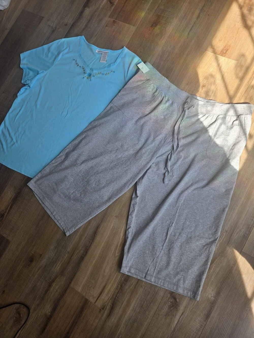 Women’s Plus Size New 28W Blue Floral Tee & Long Gray Lounge Shorts Set